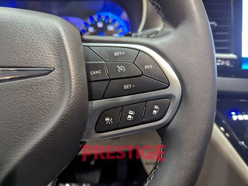 Used 2024 Chrysler Pacifica Touring-L image 17