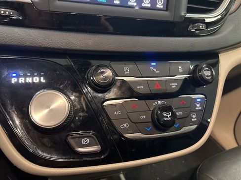 Used 2019 Chrysler Pacifica Touring-L image 14