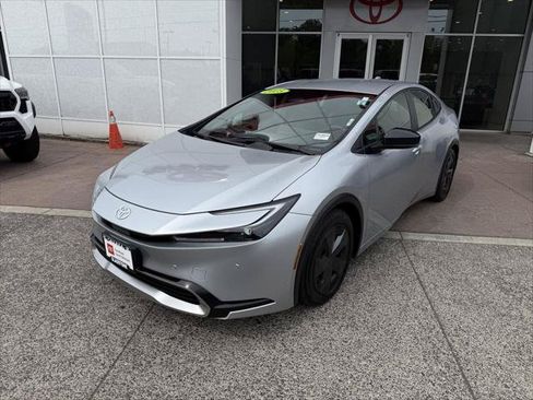 Certified 2025 Toyota Prius Plug-In Hybrid FWD image 4