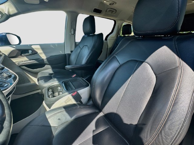 Used 2019 Chrysler Pacifica Touring-L FWD image 25
