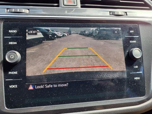 Used 2022 Volkswagen Tiguan SE w/ Panoramic Sunroof Package FWD image 5