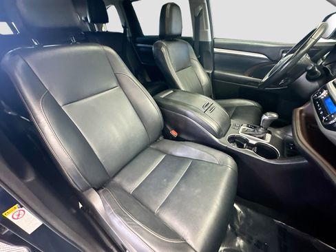 Used 2017 Toyota Highlander XLE image 16