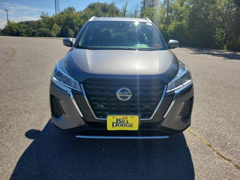 Used 2021 Nissan Kicks SV FWD image 2