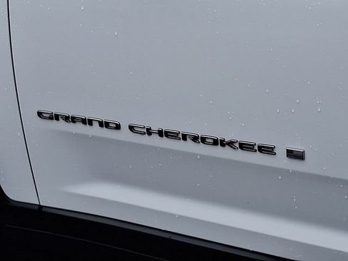 Used 2023 Jeep Grand Cherokee Limited AWD/4WD image 29