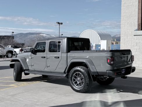 Used 2020 Jeep Gladiator Overland image 4