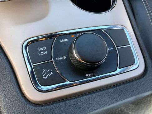 Used 2015 Jeep Grand Cherokee Limited w/ Luxury Group II AWD/4WD image 34