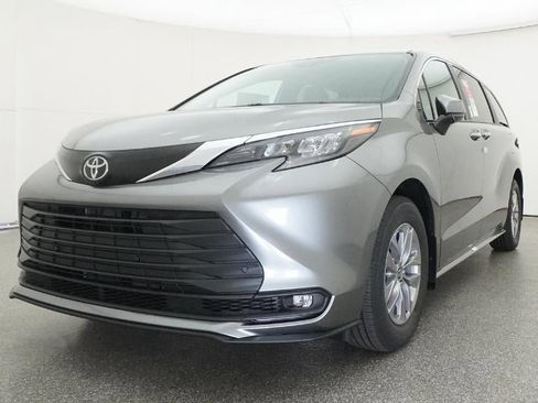 New 2026 Toyota Sienna XLE FWD image 32