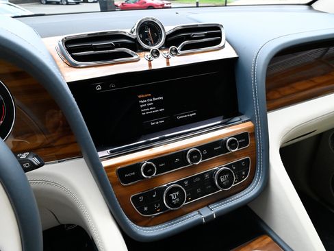 Used 2023 Bentley Bentayga AWD/4WD image 27