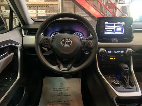 Used 2019 Toyota RAV4 XLE AWD/4WD image 17