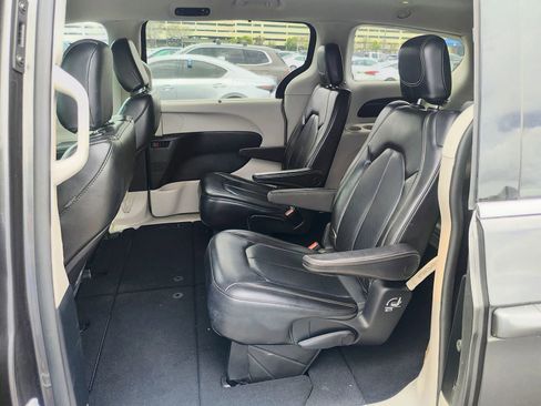 Used 2020 Chrysler Voyager Lxi FWD image 16