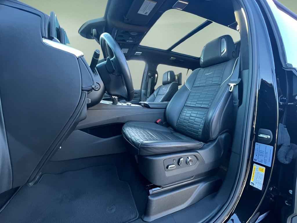 Used 2024 Cadillac Escalade ESV Sport Platinum w/ LPO, ONYX Package AWD/4WD image 9