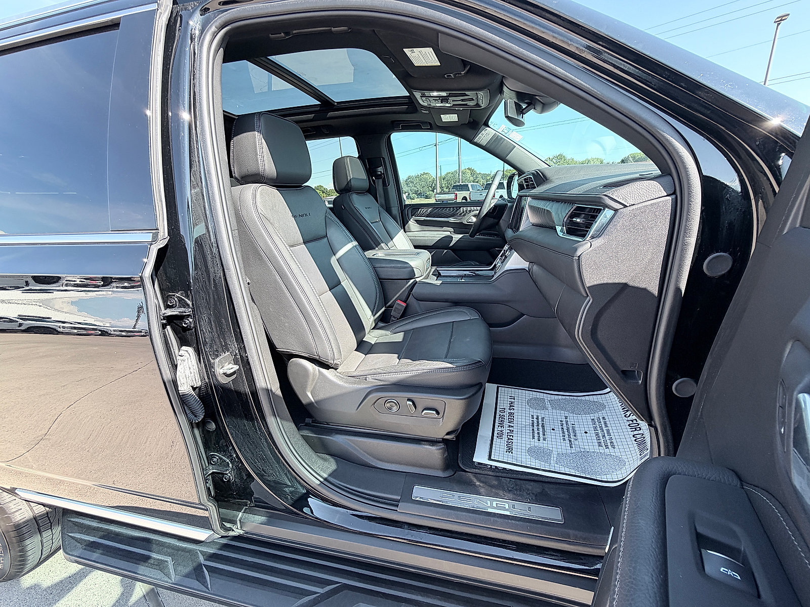 Used 2024 GMC Yukon Denali AWD/4WD image 11