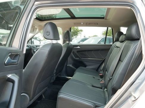 Certified 2022 Volkswagen Tiguan SE w/ Panoramic Sunroof Package AWD/4WD image 17