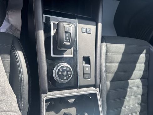 Used 2024 Mitsubishi Outlander 4WD Plug-In Hybrid image 17