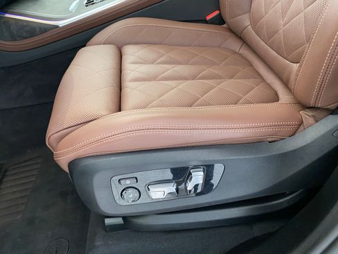 Used 2025 BMW X7 xDrive40i w/ Premium Package image 12