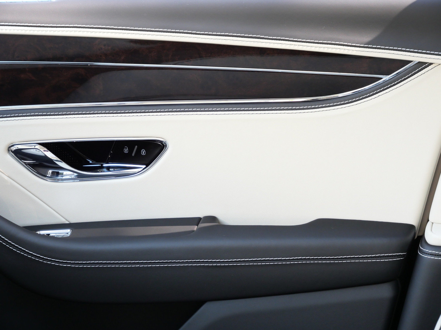 Used 2023 Bentley Flying Spur Plug-In Hybrid AWD/4WD image 17