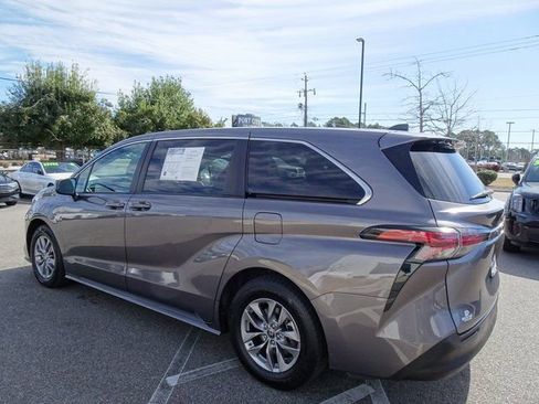Used 2021 Toyota Sienna LE image 6