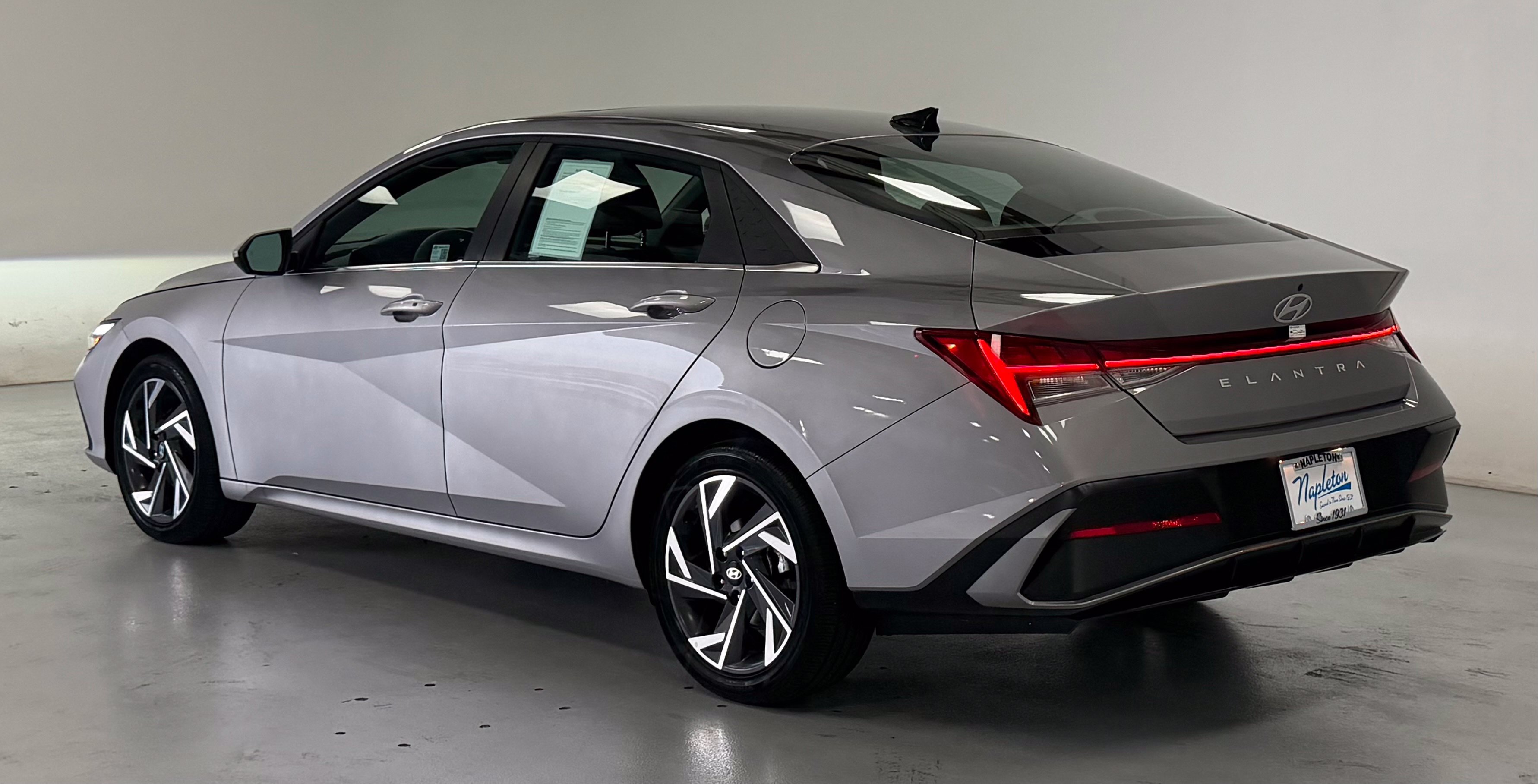 Used 2025 Hyundai Elantra SEL FWD image 4