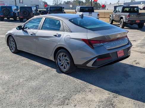 Used 2024 Hyundai Elantra SEL image 5