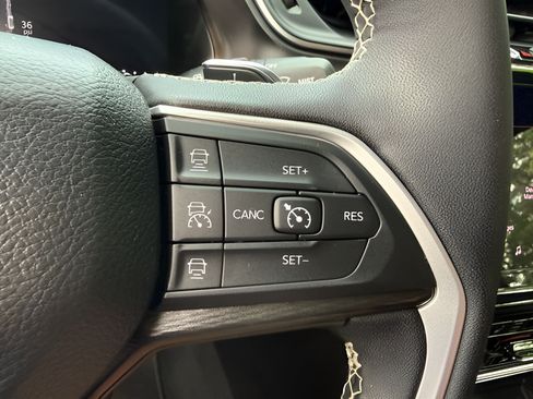 Used 2025 Jeep Grand Cherokee Laredo w/ Luxury Tech Group I AWD/4WD image 20