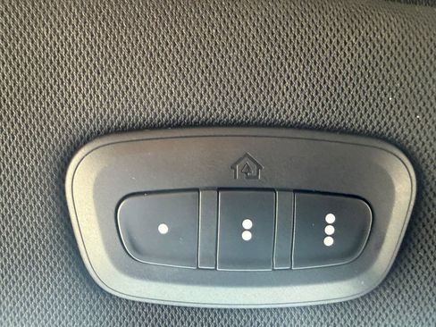 Used 2025 Chrysler Pacifica Select image 30
