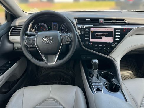 Used 2020 Toyota Camry SE w/ Sunroof Package FWD image 23