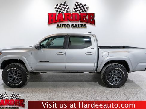 Used 2021 Toyota Tacoma SR5 AWD/4WD image 1