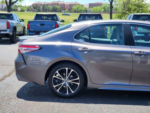 Used 2018 Toyota Camry SE w/ Moonroof Package FWD image 6