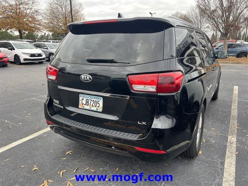 Used 2017 Kia Sedona LX w/ LX Essentials Premium Package image 3