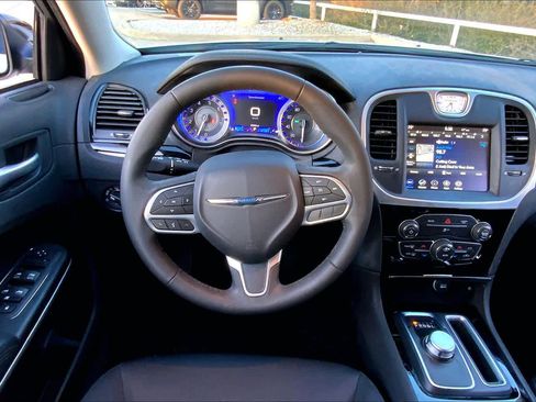 Used 2023 Chrysler 300 Touring w/ Sport Appearance Package image 5