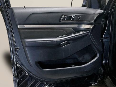 Used 2018 Ford Explorer XLT w/ XLT Appearance Package image 19