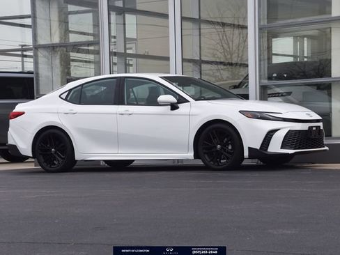 Used 2025 Toyota Camry SE image 1