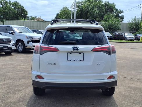 Used 2018 Toyota RAV4 LE FWD image 8