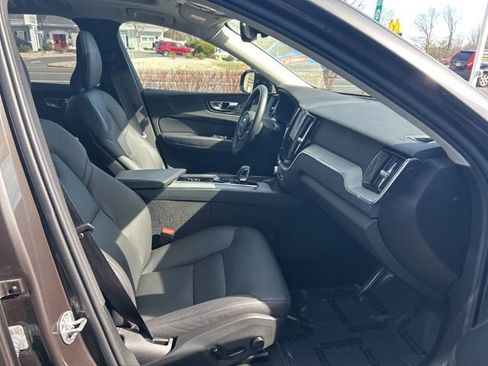 Certified 2025 Volvo XC60 B5 Plus image 15