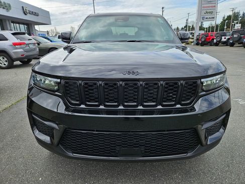 Used 2025 Jeep Grand Cherokee Altitude image 7