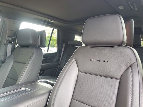 Used 2024 GMC Yukon Denali w/ Denali Reserve Package image 5
