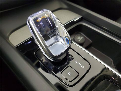 Certified 2025 Volvo XC60 B5 Ultra AWD/4WD image 32