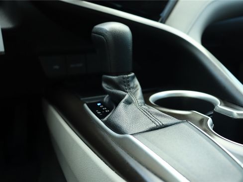 Used 2021 Toyota Camry LE w/ Carpet Mat Package (TMS) FWD image 38