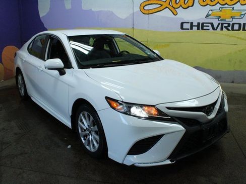 Used 2019 Toyota Camry SE image 4