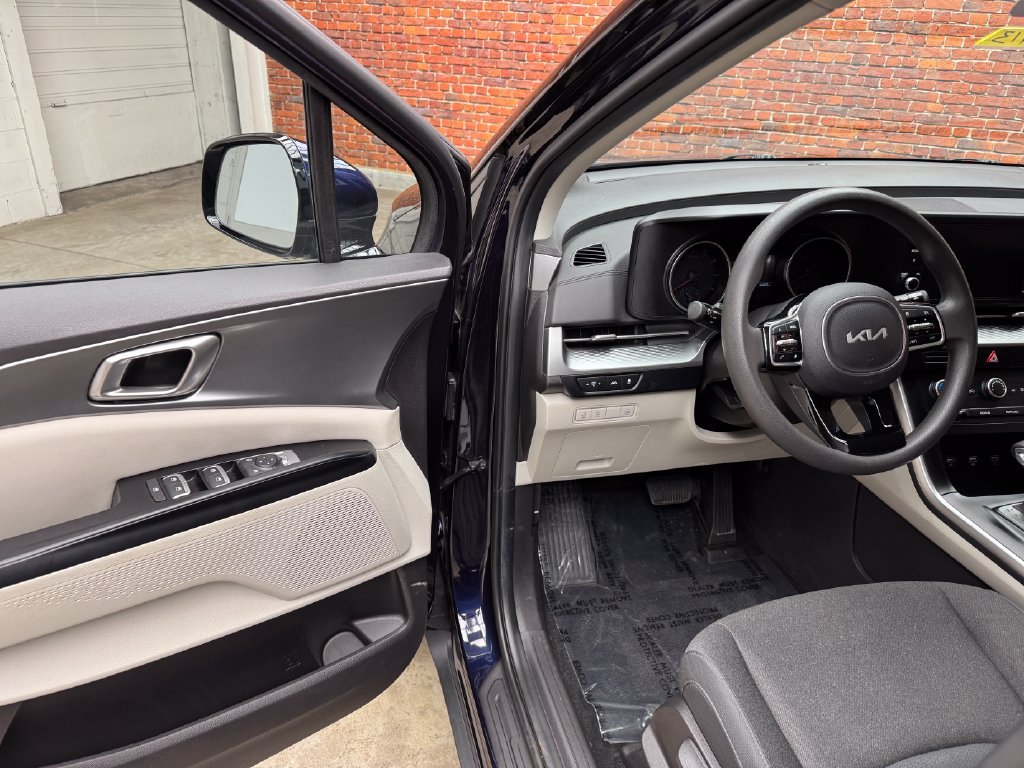 Used 2024 Kia Carnival LX FWD image 8