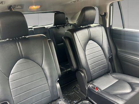 Used 2022 Toyota Highlander XLE AWD/4WD image 18