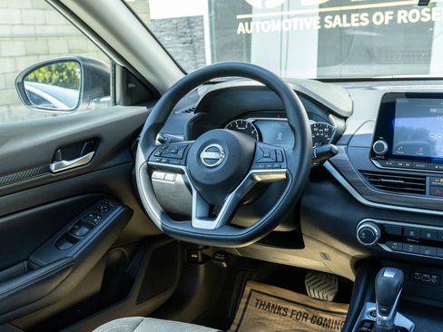 Used 2025 Nissan Altima 2.5 SV FWD image 19