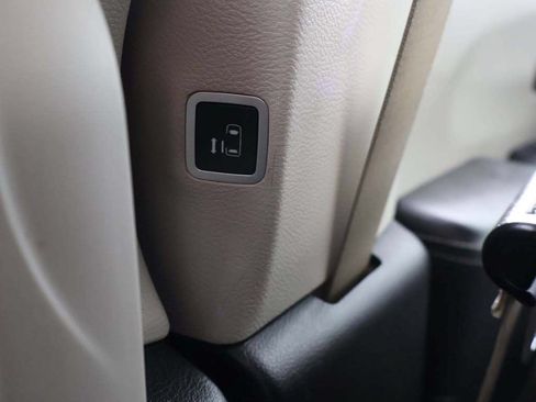 Used 2023 Chrysler Pacifica Touring-L FWD image 48
