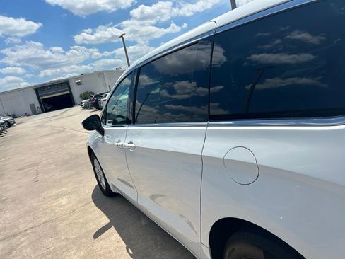 Used 2023 Chrysler Pacifica Touring-L FWD image 28