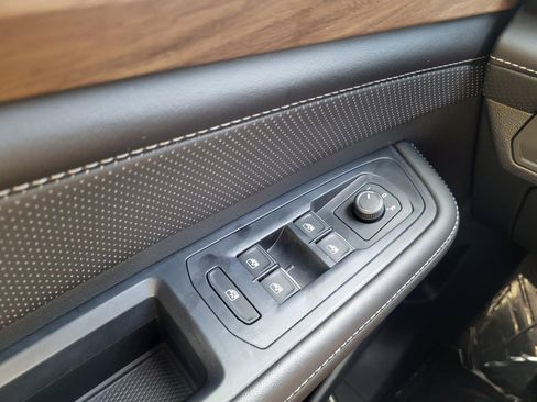 Used 2025 Volkswagen Atlas SE FWD image 25