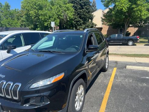 Used 2017 Jeep Cherokee Latitude w/ Cold Weather Group AWD/4WD image 1