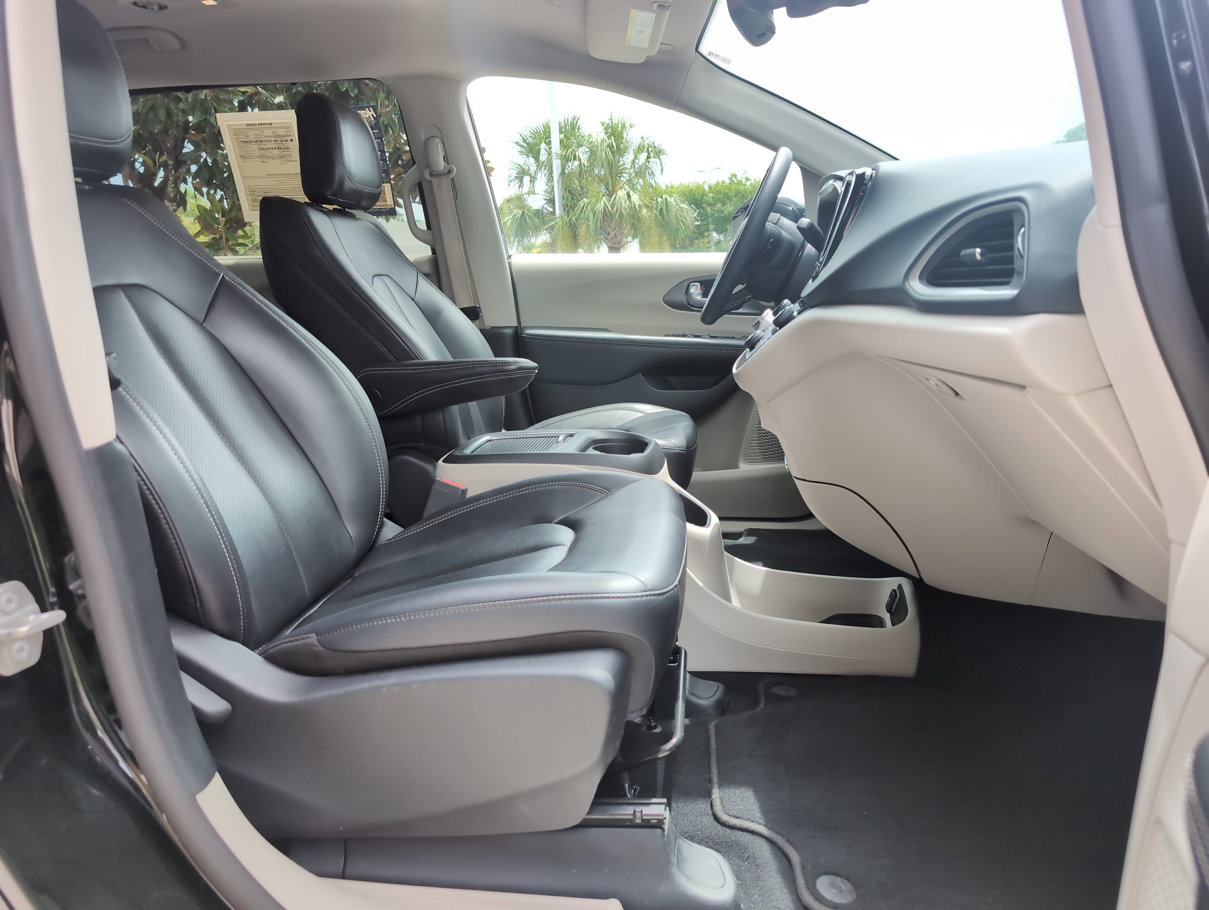 Used 2024 Chrysler Pacifica Touring-L FWD image 32