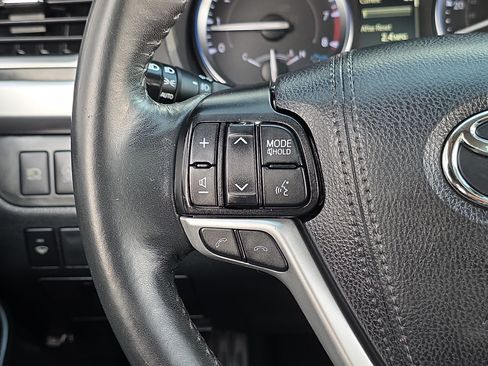 Used 2019 Toyota Highlander XLE AWD/4WD image 15