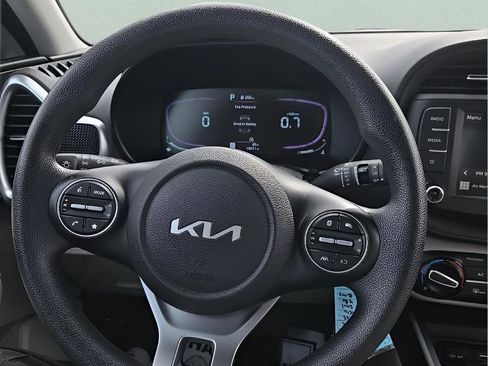 Used 2025 Kia Soul LX w/ LX Technology Package FWD image 13