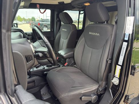 Used 2018 Jeep Wrangler Unlimited Sahara w/ Dual Top Group AWD/4WD image 8